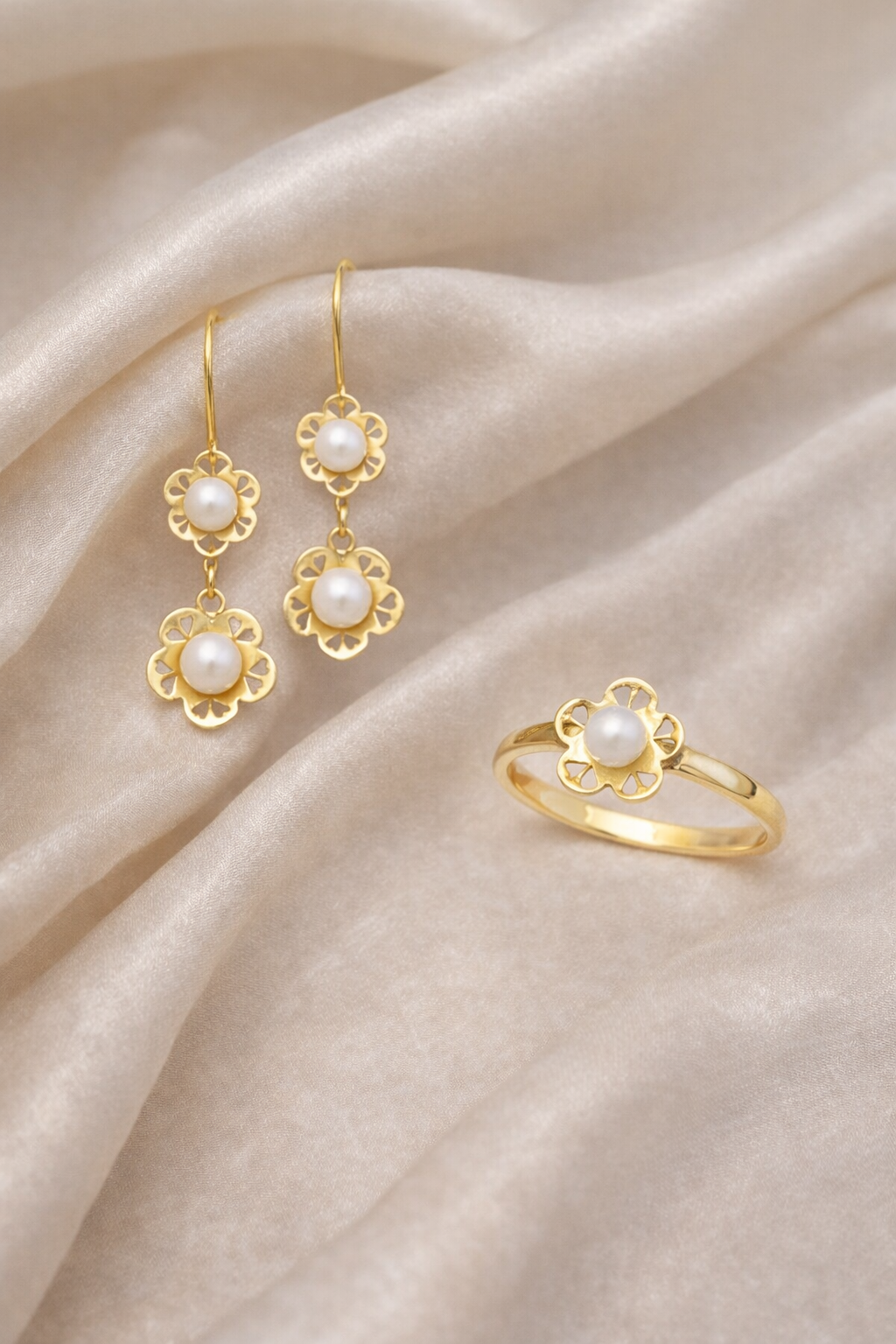 Boucles et Bague en Or 18k Ornées des perles naturelles