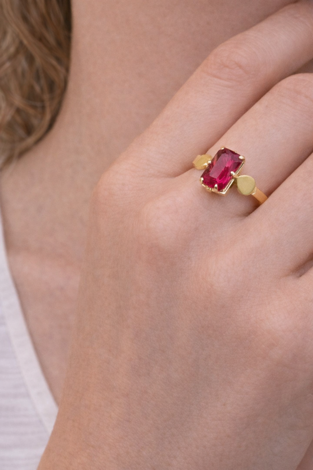Bague en Or 18K avec une pierre de Ruby