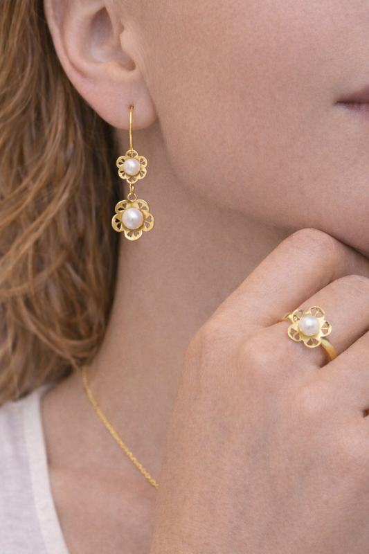 Boucles et Bague en Or 18k Ornées des perles naturelles