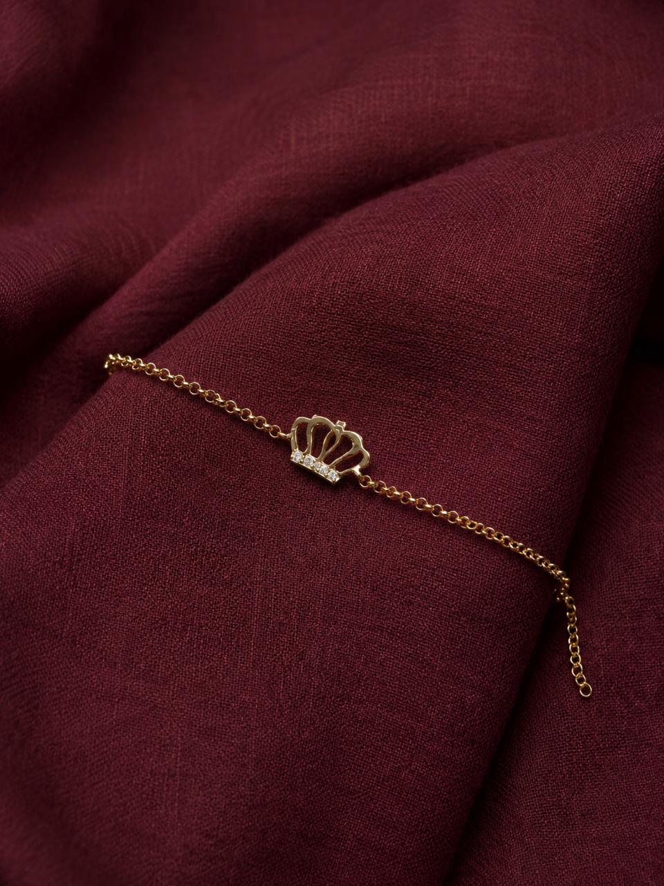 Bracelet couronne en or 18 carats sur tissu bordeaux